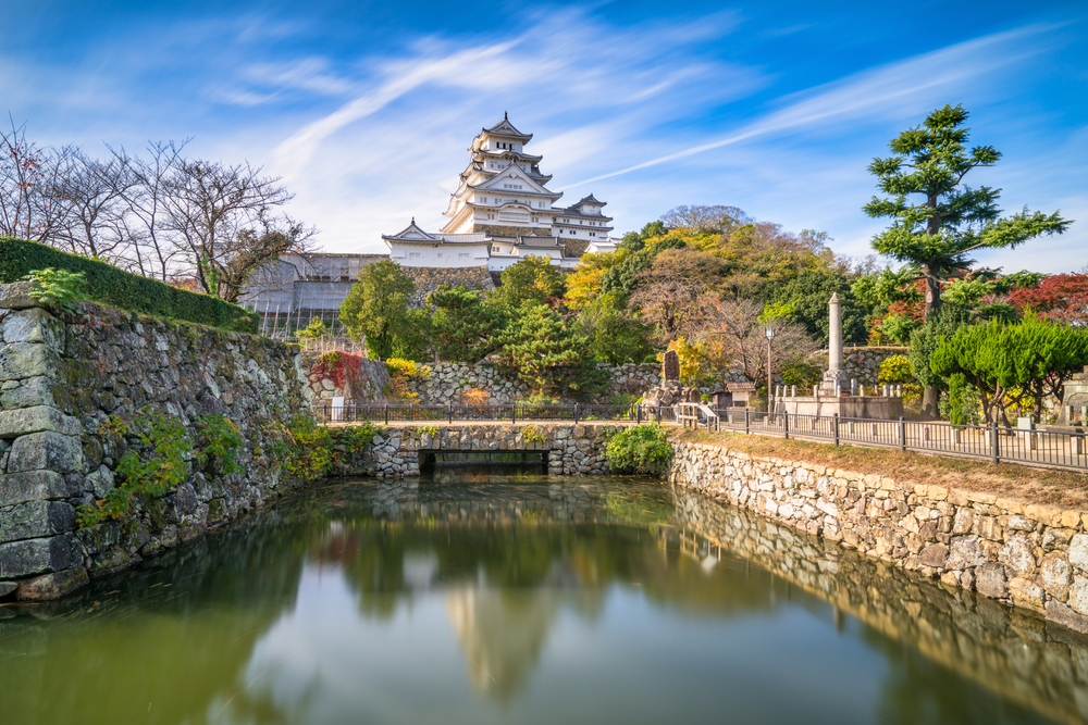 Castelul Himeji și șanțul cu apă, printre cireși înfloriți