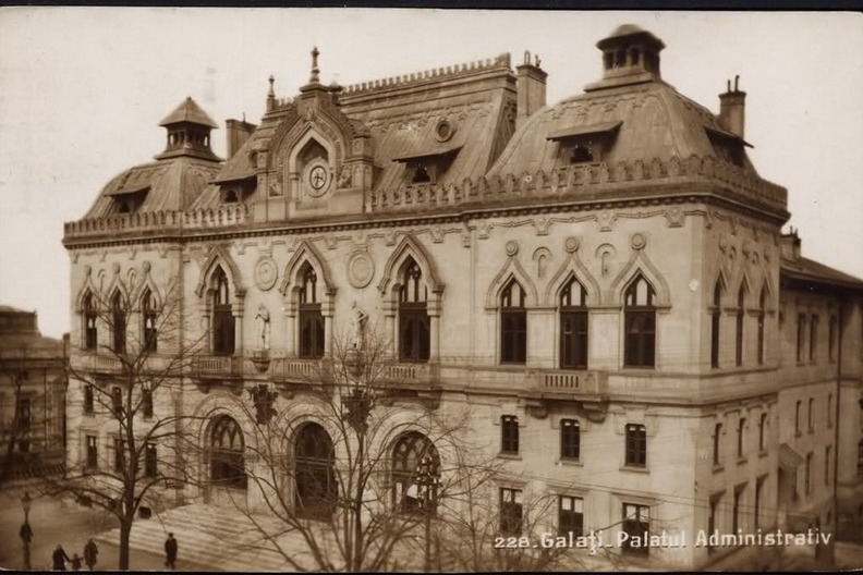 Fotografie de epocă a unei clădiri ornamentate, cu turnulețe și ferestre arcuite.