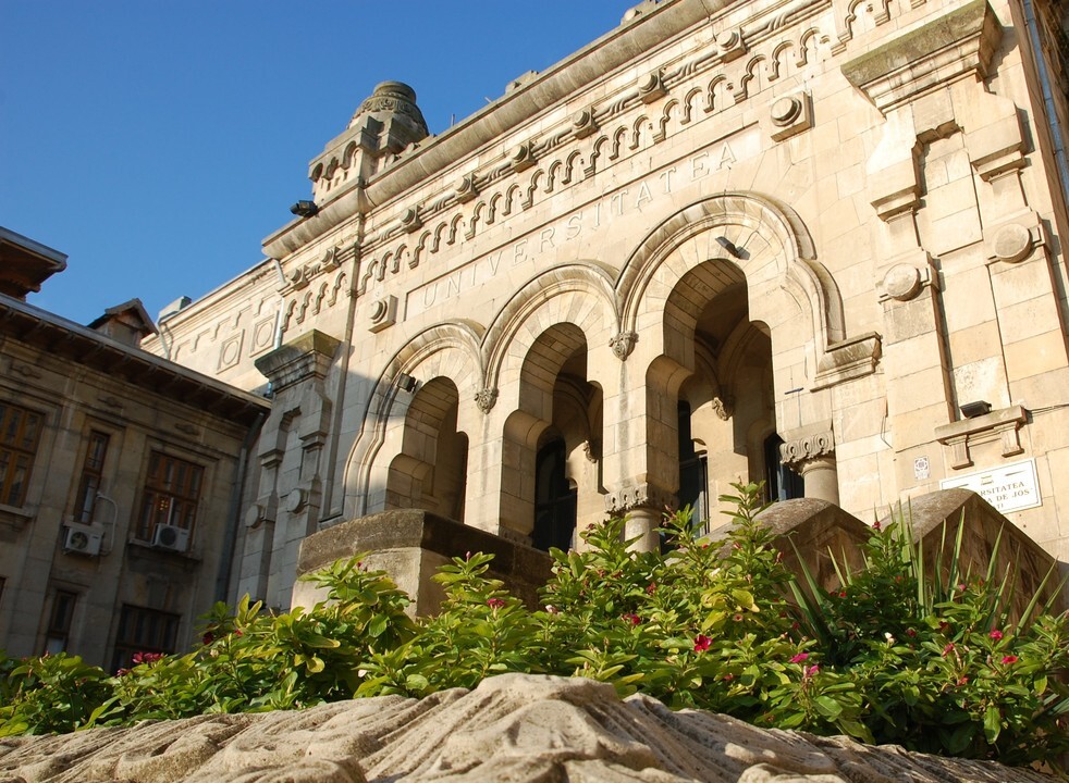 Fațadă ornamentată cu arcade a unei clădiri istorice din Galați