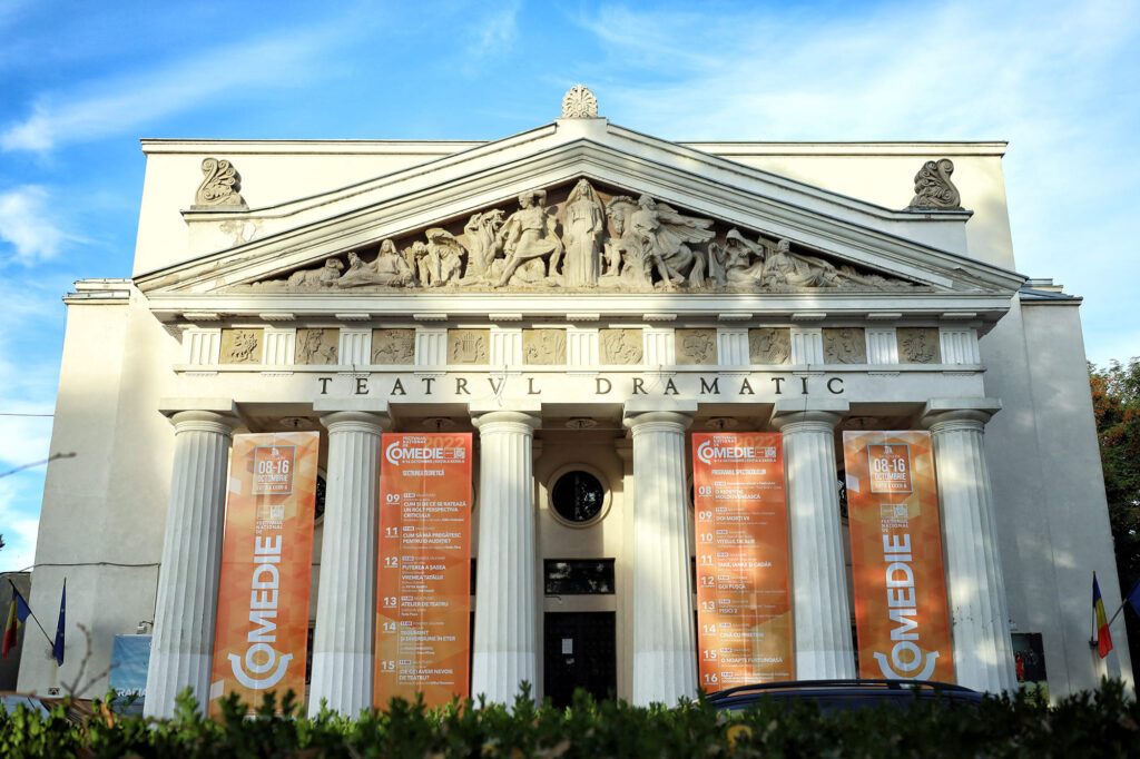 Teatrul Dramatic din Galați cu coloane și fronton sculptat