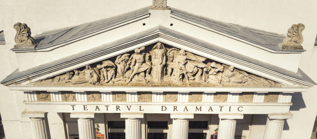 Detaliu al frontonului sculptat, deasupra inscripției „Teatrul Dramatic”.