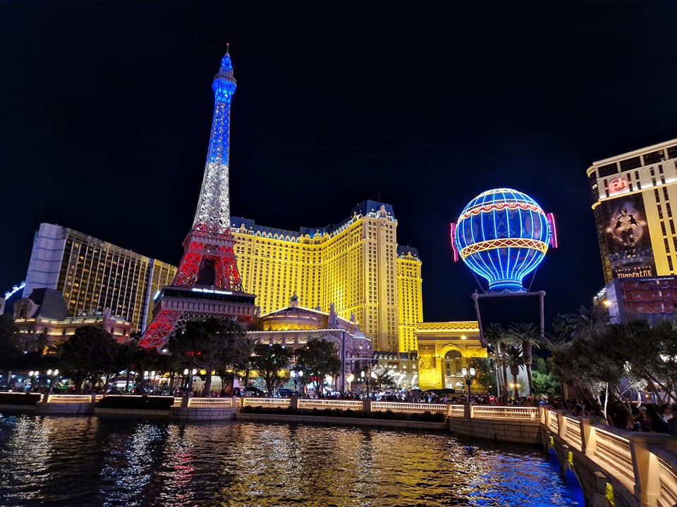 Clădiri și turnuri iluminate noaptea, în Las Vegas