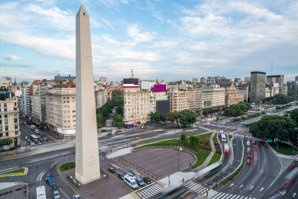 Obelisc alb la o intersecție din Buenos Aires
