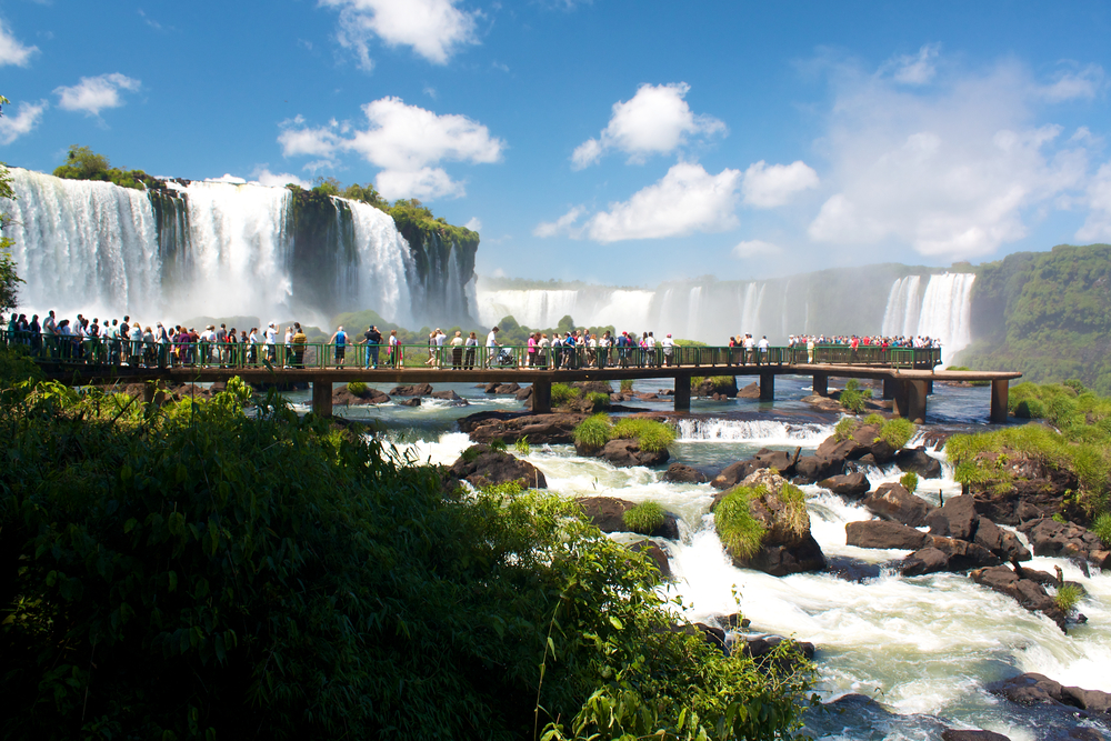 Cascadele Iguazu, cu vegetație și pasarele în prim-plan