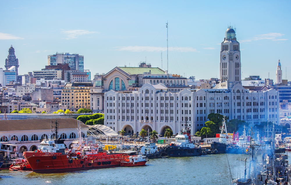 Port cu nave și clădiri, sub cer albastru