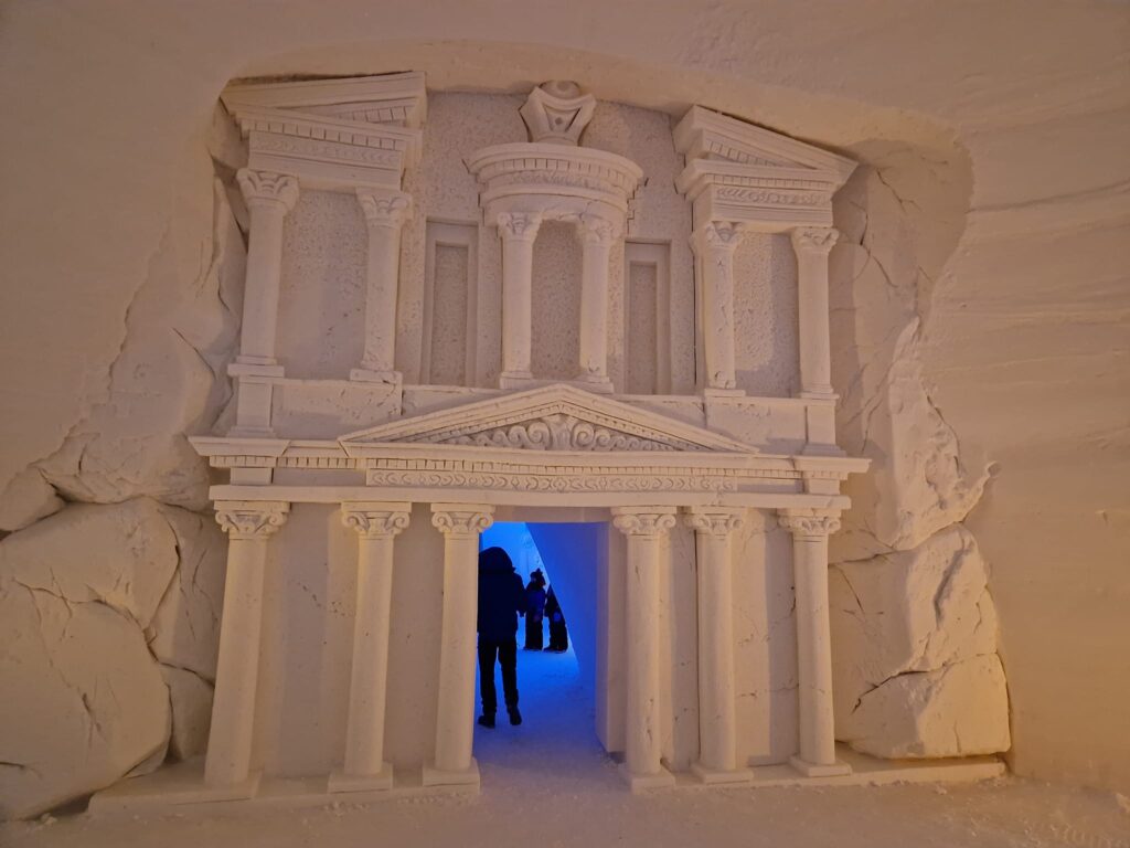 Poartă sculptată în gheață, cu deschidere iluminată albastru
