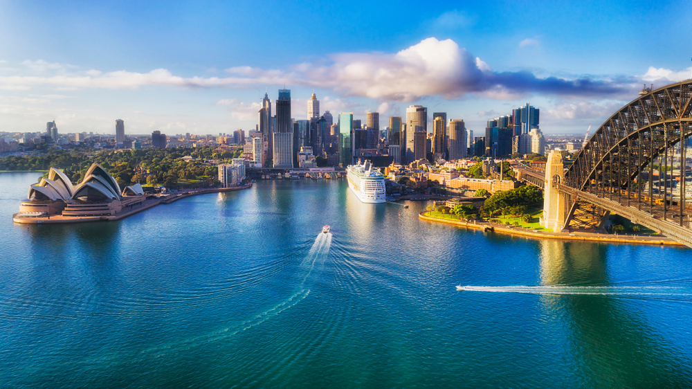 Portul Sydney cu nave și podul arcuit