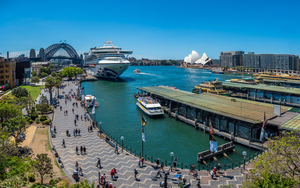 Nave și promenadă în portul din Sydney