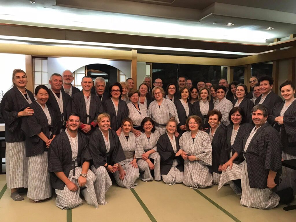 Călători în yukata și kimono, într-o sală interioară