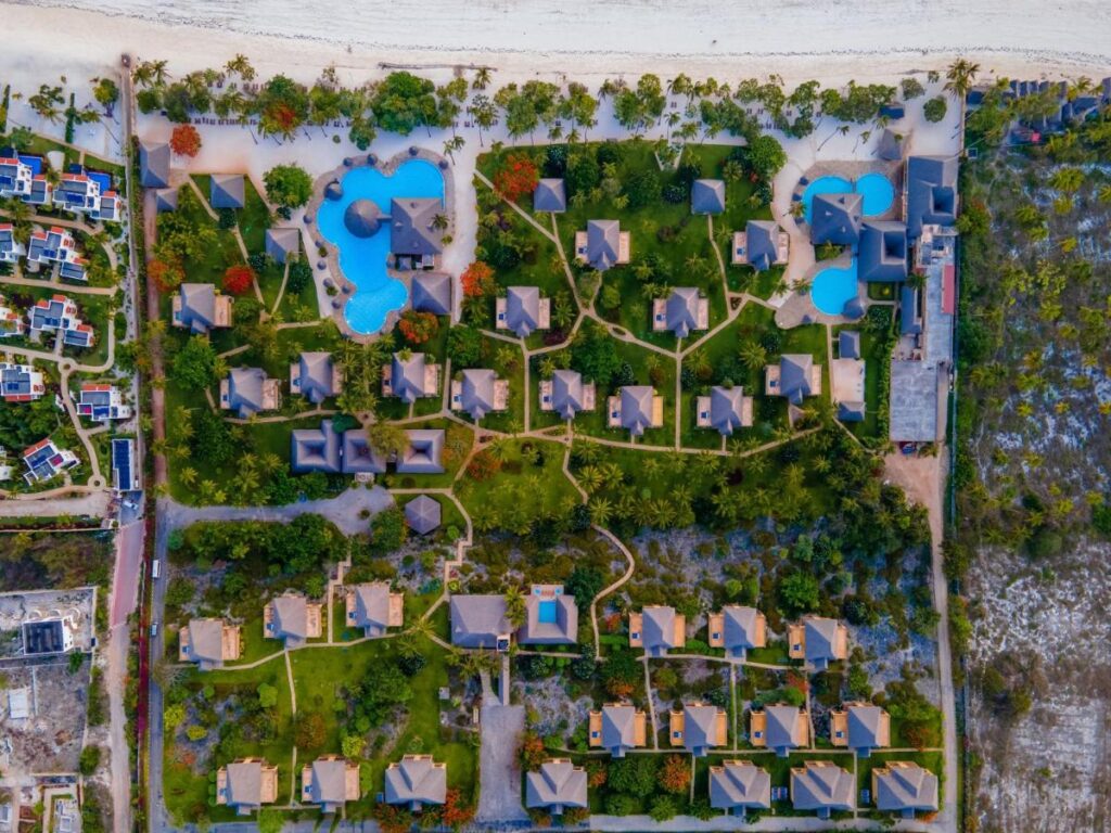 Complex cu piscine și grădini tropicale, văzut de sus