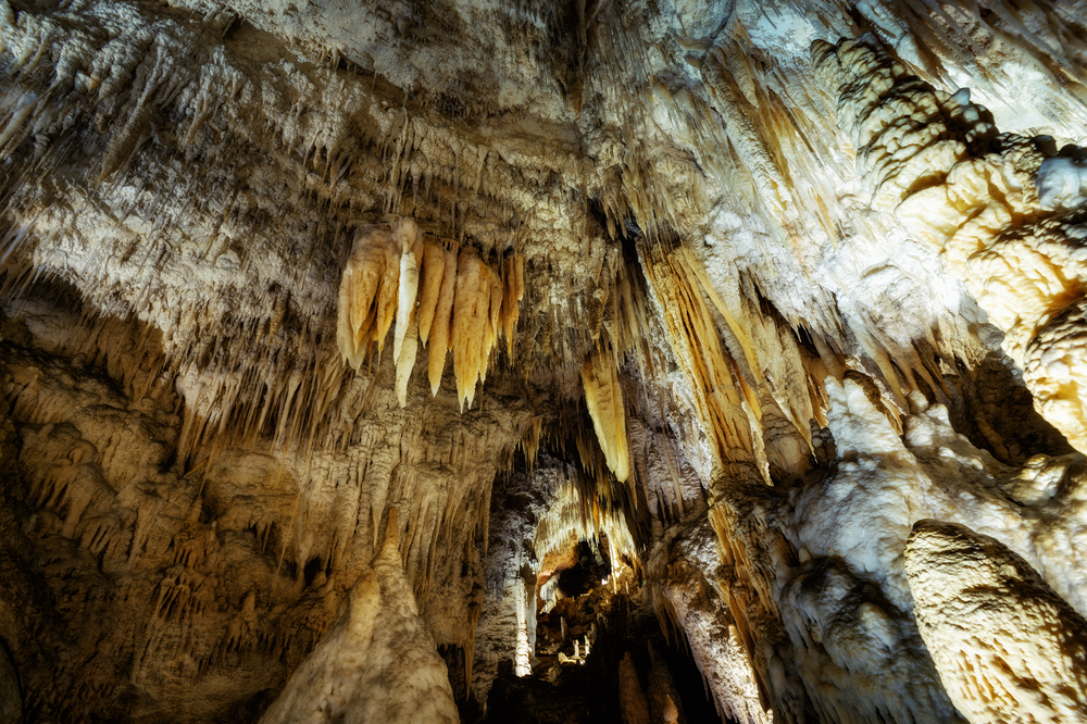 Interior de peșteră cu stalactite și formațiuni calcaroase