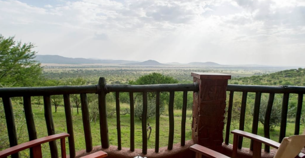 Balcon cu balustradă, deasupra unui peisaj înverzit