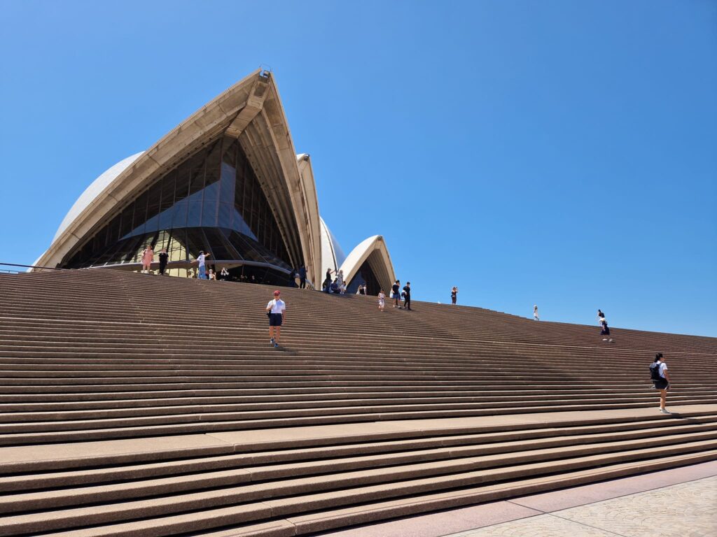 Trepte largi către clădirea Operei din Sydney