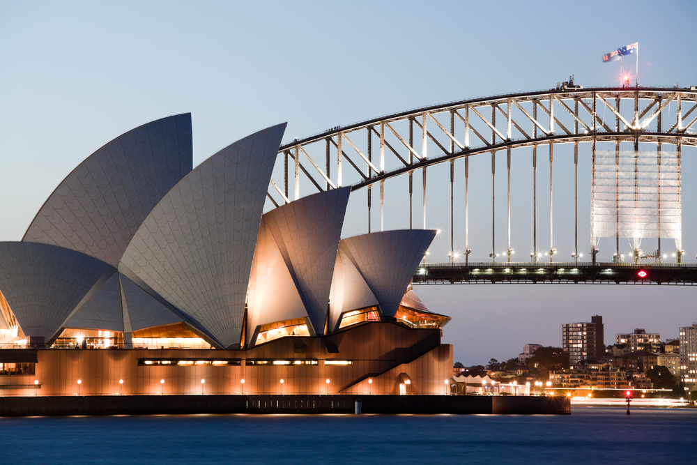 Opera din Sydney, lângă apă, la apus