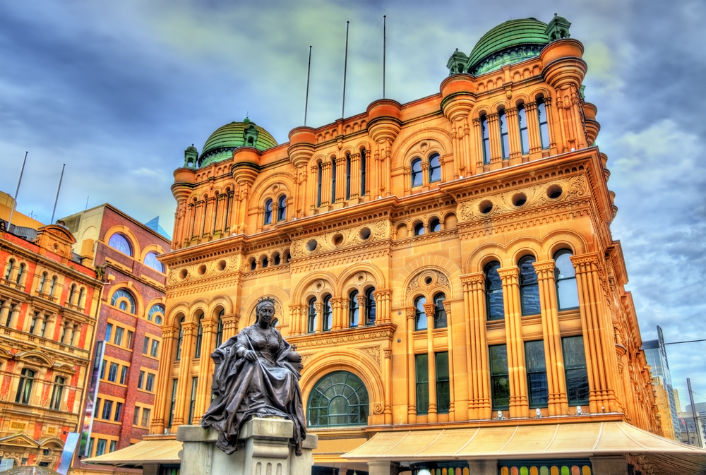 Clădire monumentală aurie cu cupole, în Sydney