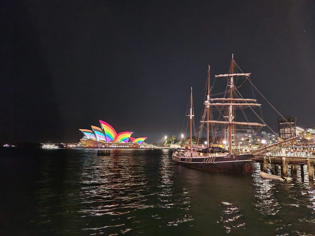 Corabie și Opera din Sydney iluminate noaptea