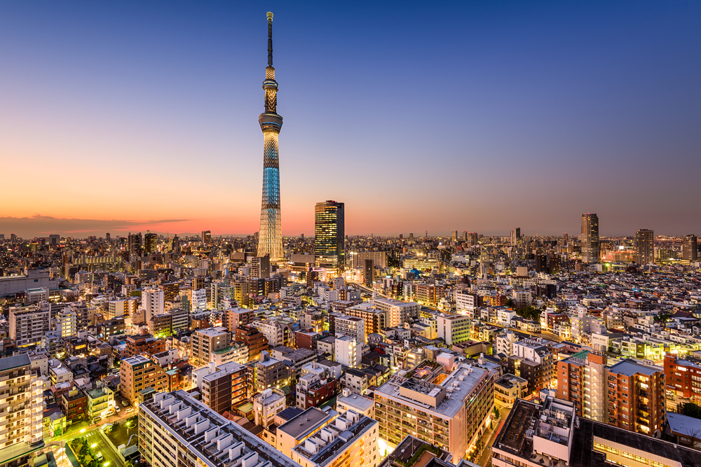 Tokyo Skytree deasupra orașului, în lumina apusului