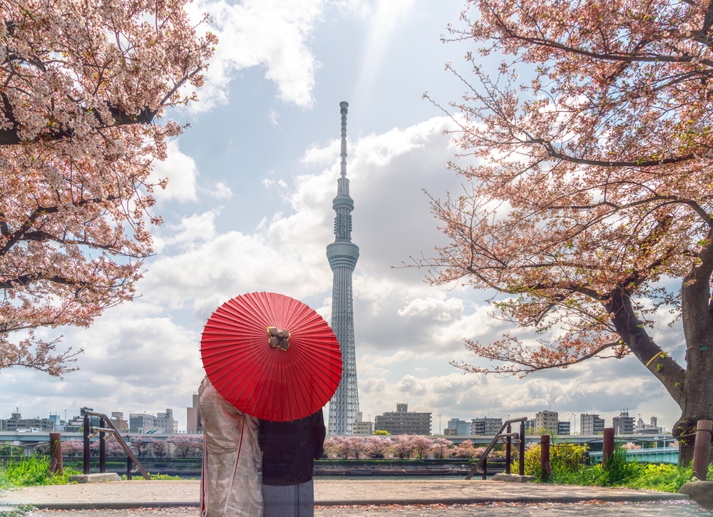 Tokyo Skytree între cireși înfloriți și o sculptură roșie