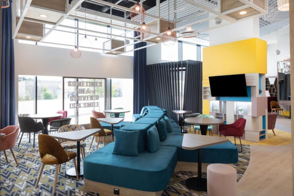Zonă de relaxare într-un interior de hotel luminos