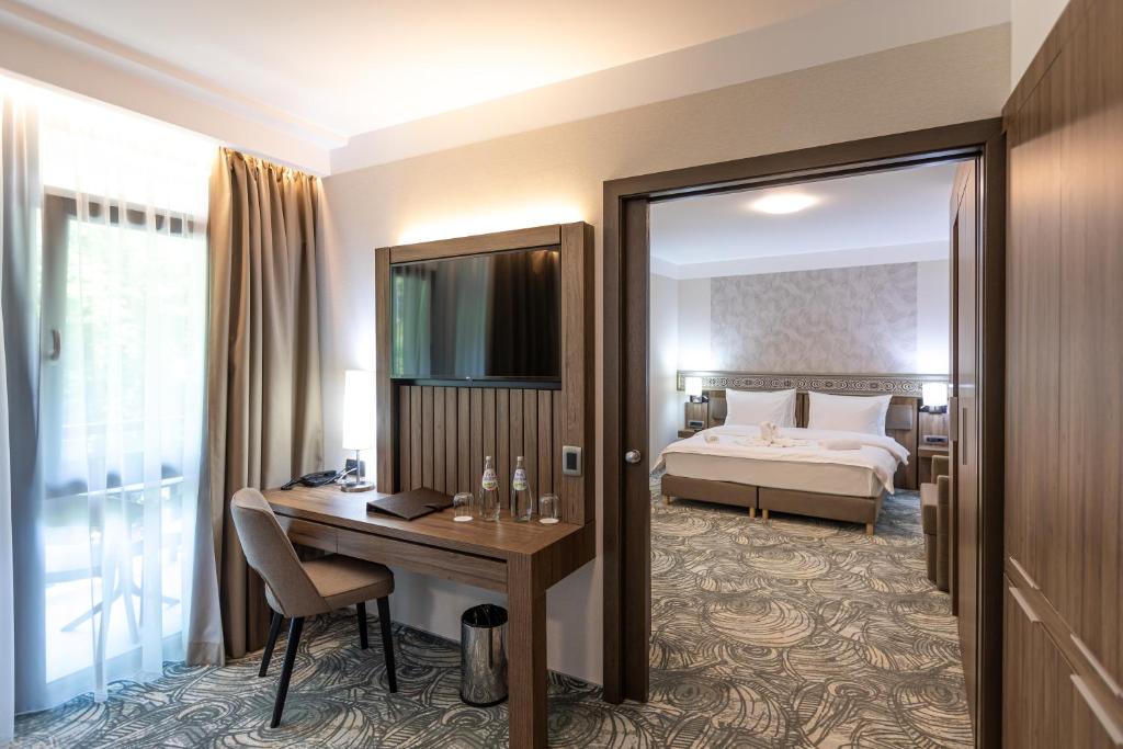 Cameră la Hotel Crystal Sovata, cu birou și pat
