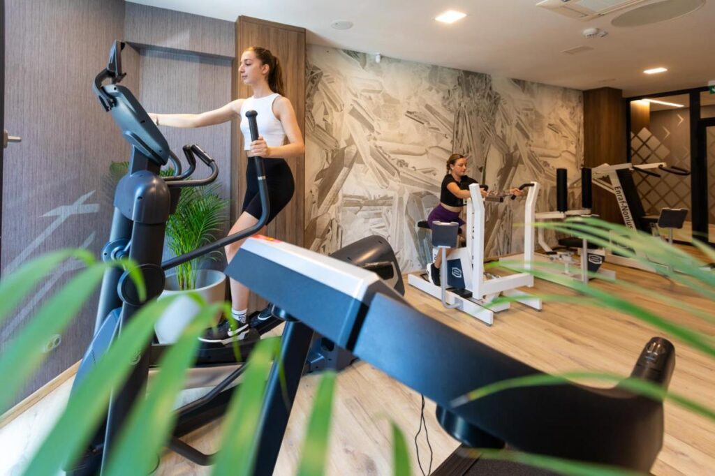 Persoană folosind un aparat într-o sală de fitness