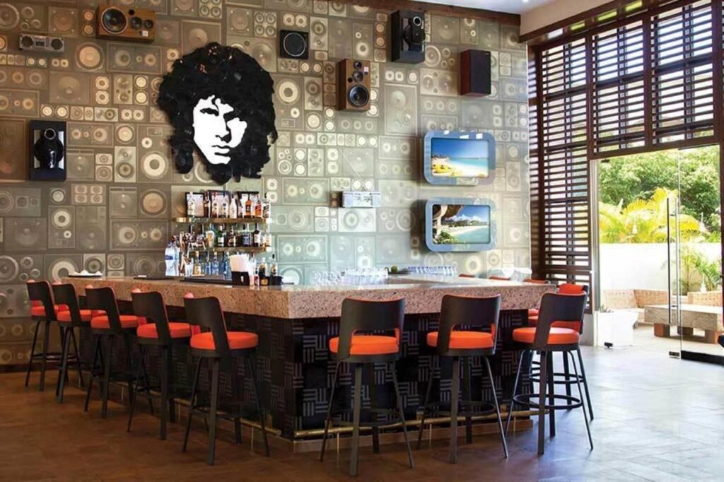 Bar cu scaune înalte și portret alb-negru pe perete.