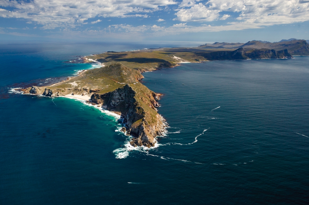 Promontoriu stâncos înconjurat de ocean, văzut de sus.