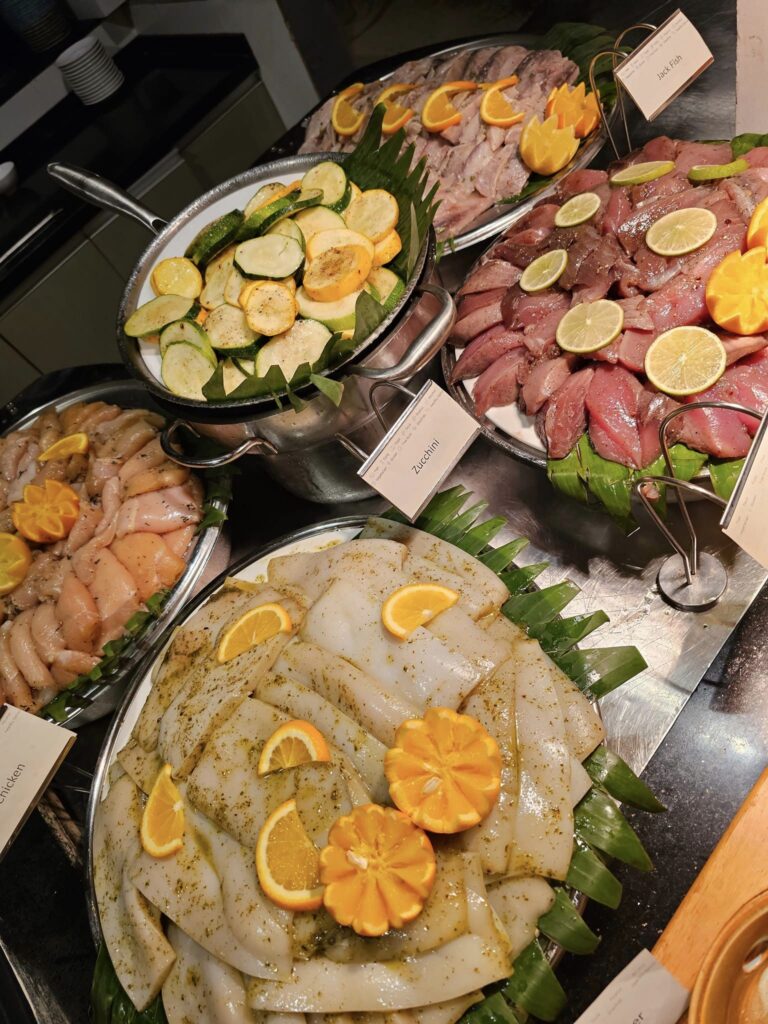 Platouri cu felii de pește și carne, decorate cu citrice.