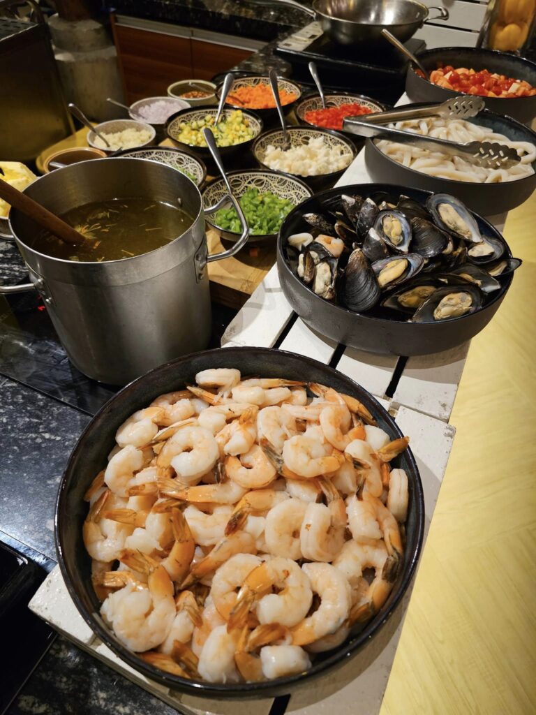 Creveți și alte fructe de mare expuse în vase.