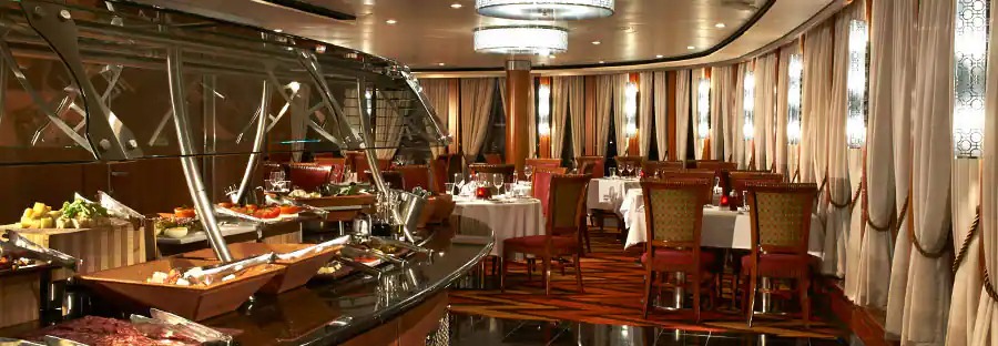 Bufet și mese într-un restaurant cu finisaje din lemn.