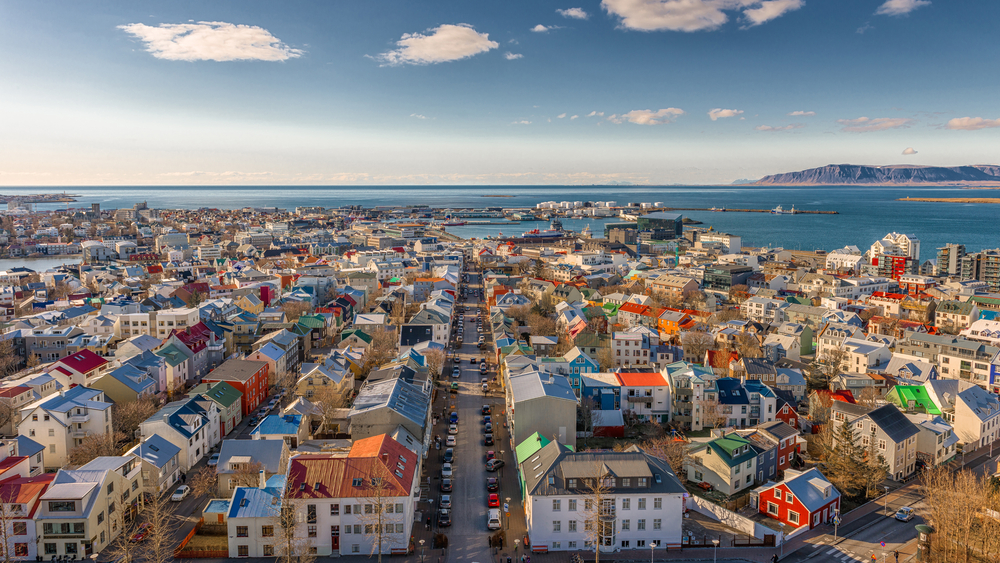 Panorama Reykjavikului, în lumina unui apus