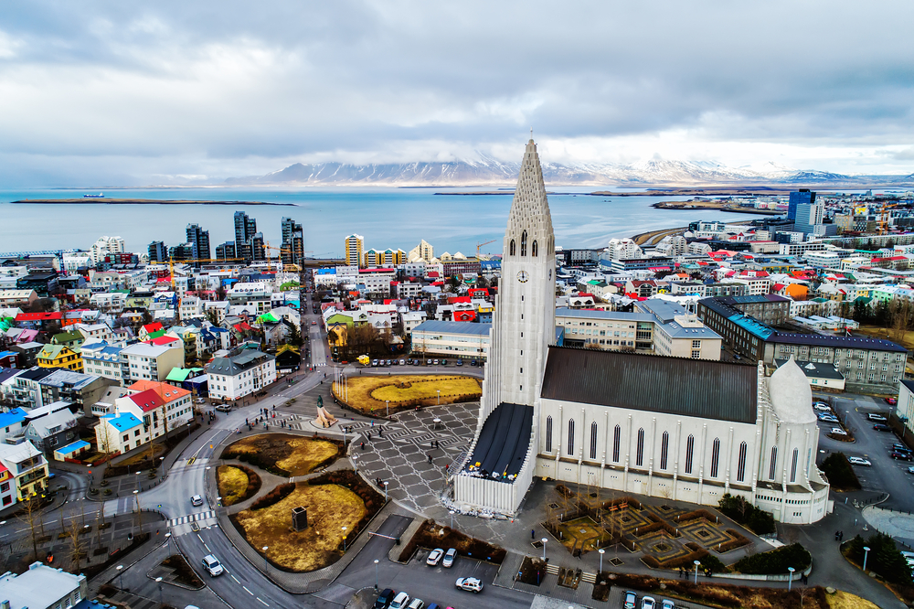Hallgrimskirkja și clădirile orașului, văzute de sus