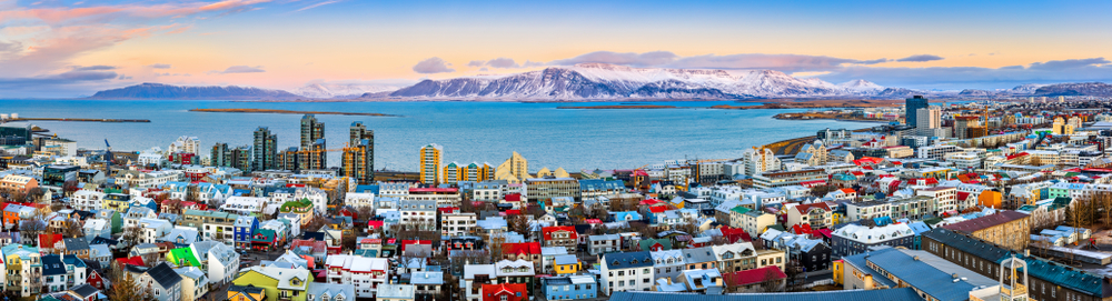 Acoperișurile Reykjavikului, cu munți și mare în fundal