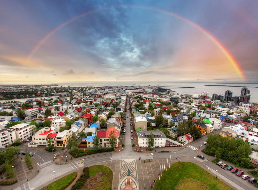 Curcubeu deasupra orașului Reykjavik, văzut de sus