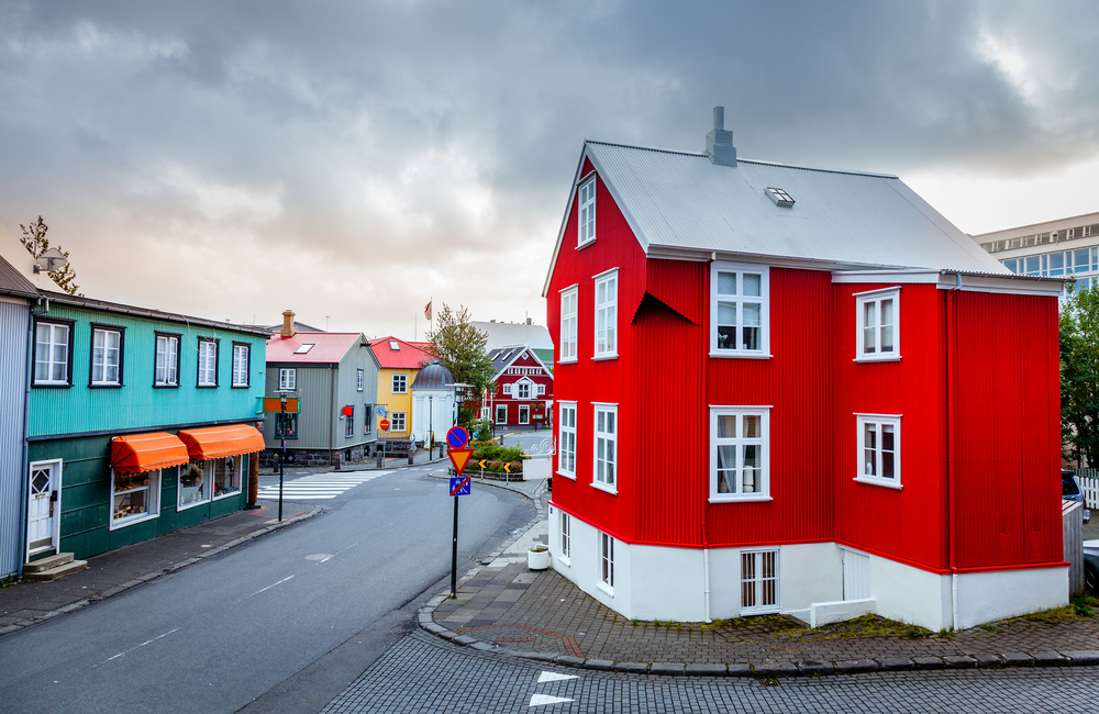 Clădire roșie pe o stradă din Reykjavik