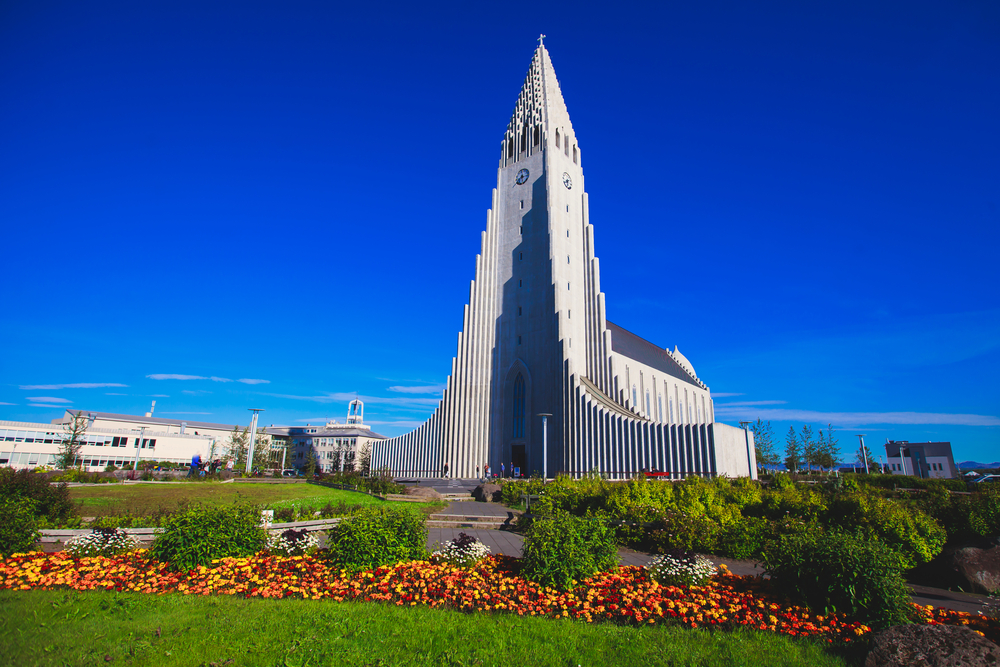 Biserica Hallgrimskirkja, cu flori în prim-plan