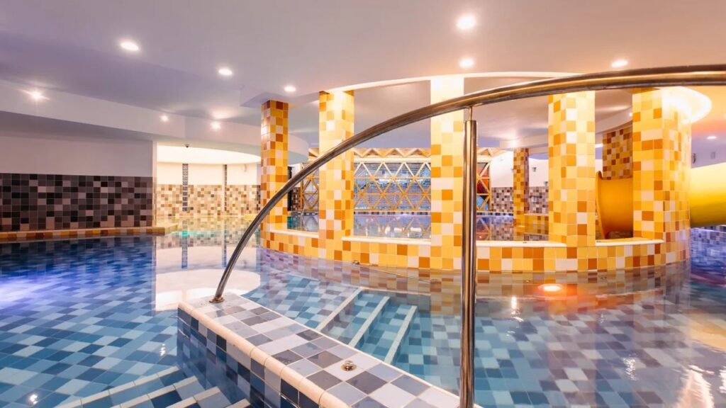 Bazin interior cu balustradă și mozaic colorat