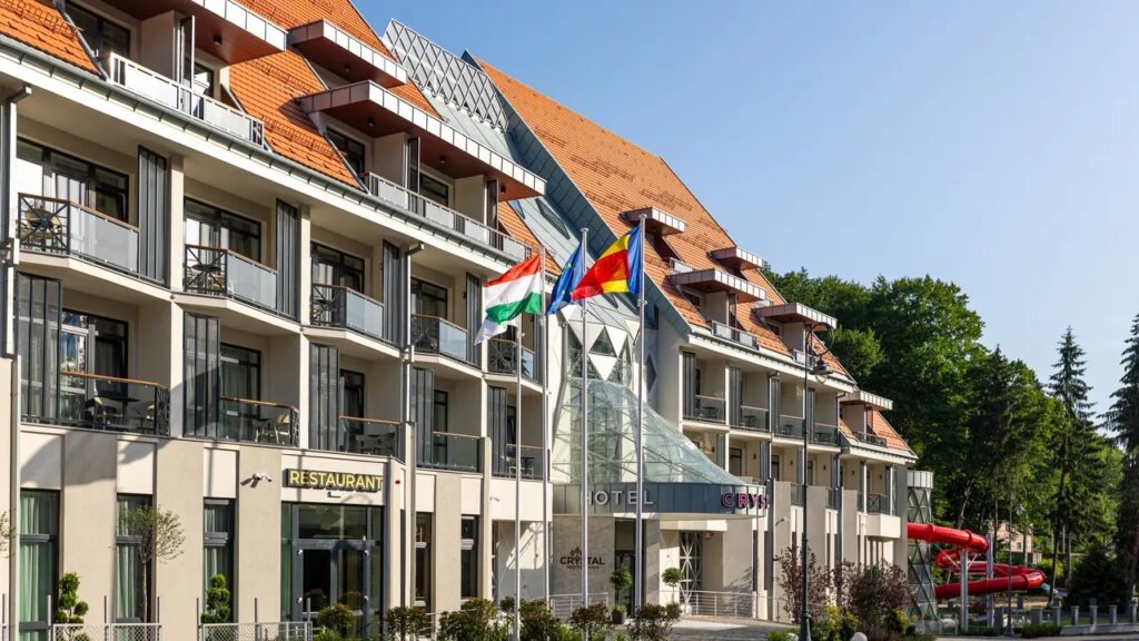 Fațadă hotelieră cu balcoane și intrare vitrată