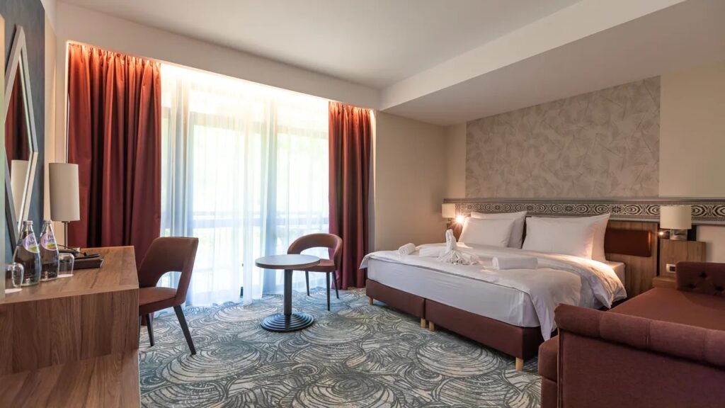 Cameră cu pat dublu și fotolii la Hotel Crystal