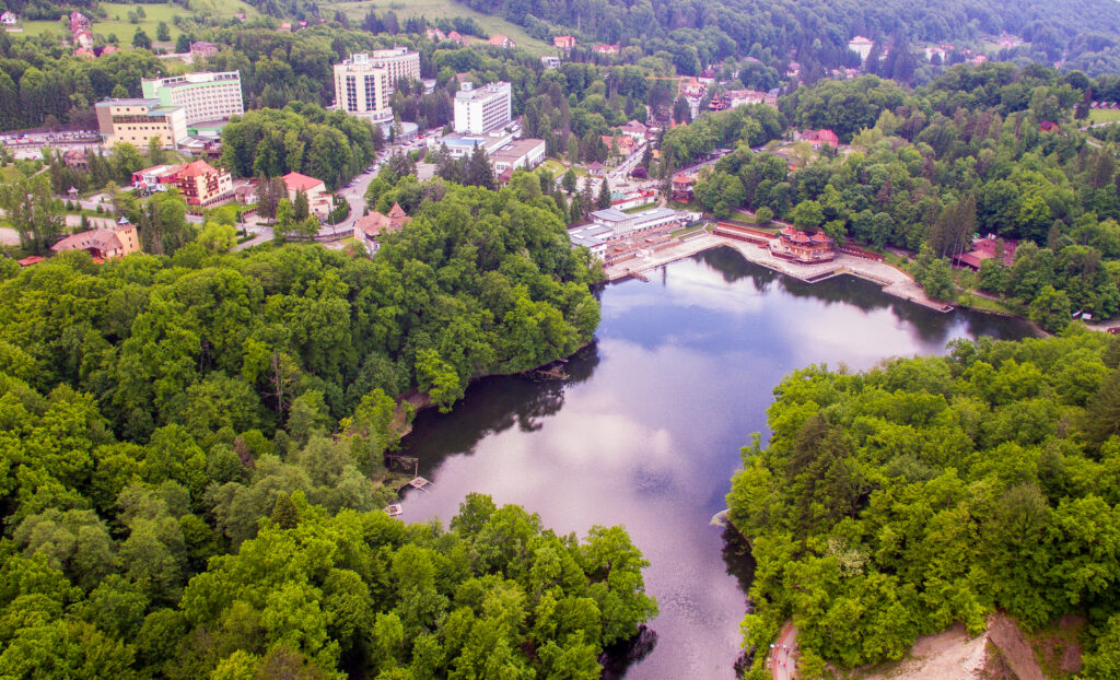Vedere aeriană asupra lacului și clădirilor din Sovata