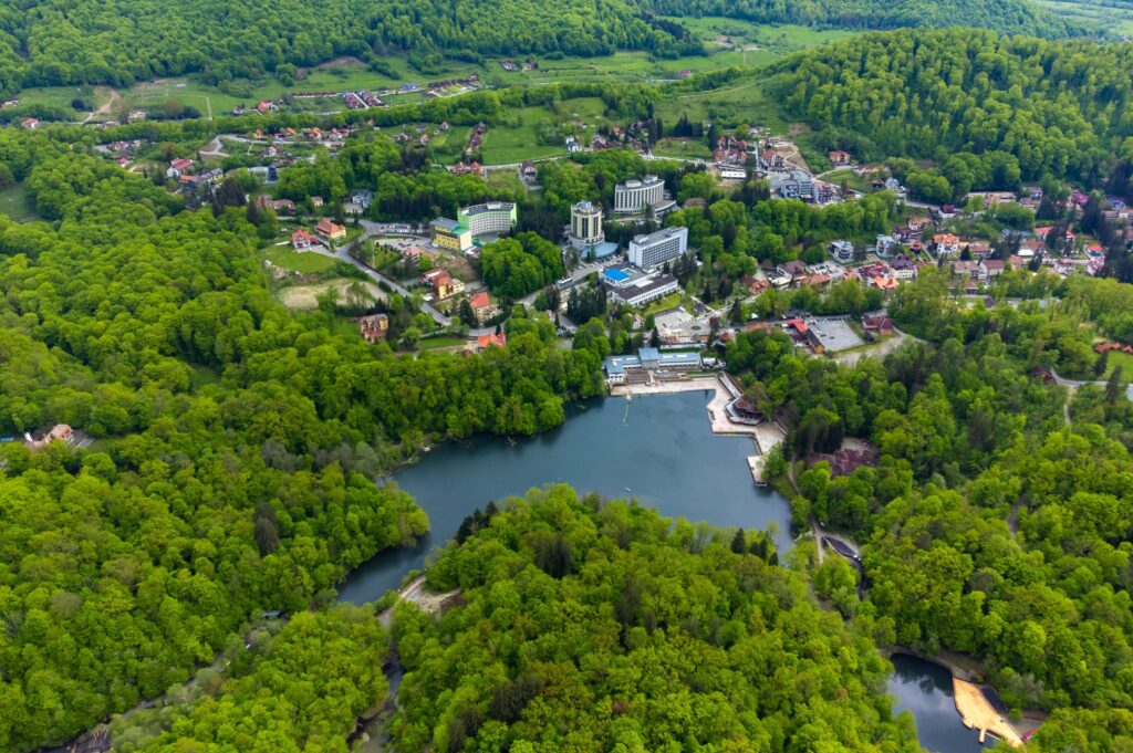 Lac și clădiri printre pădurile verzi din Sovata