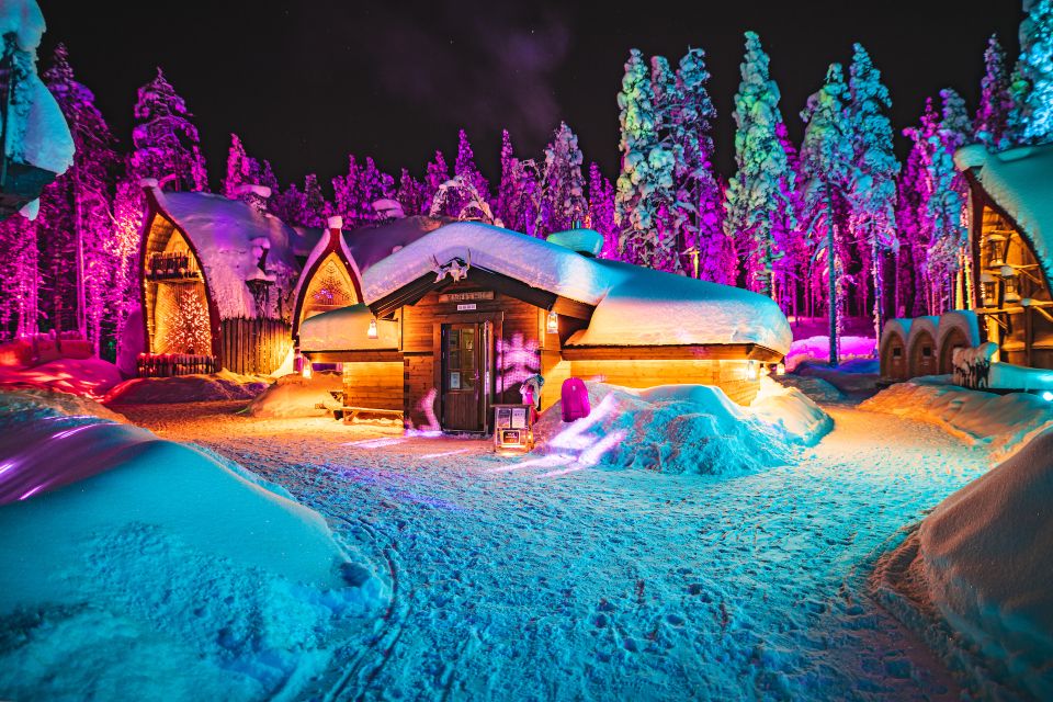 Cabană iluminată festiv, într-un peisaj nocturn cu zăpadă