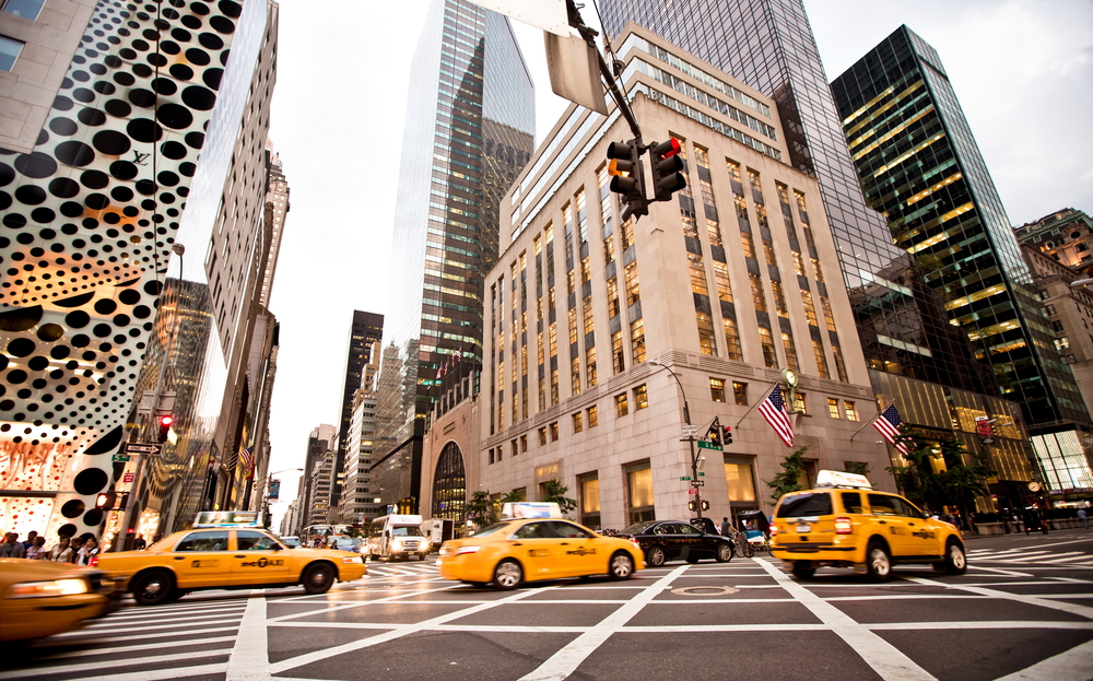 Taxiuri și clădiri înalte la o intersecție din New York