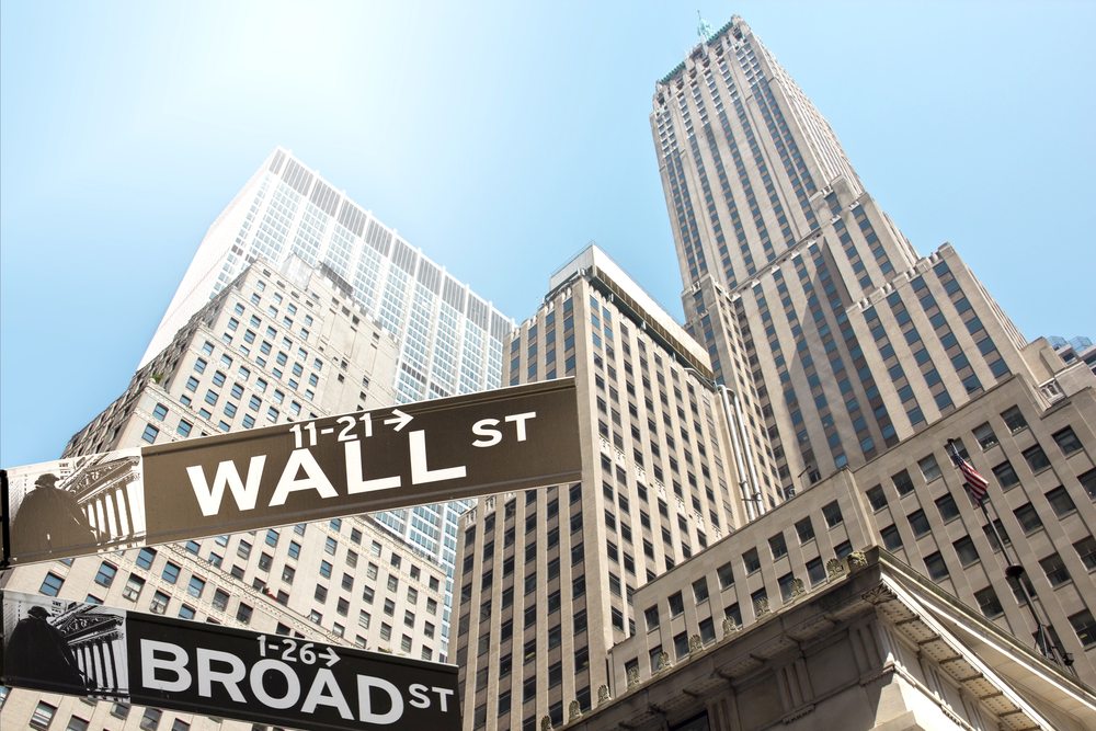 Indicatoare Wall Street și Broad Street, între zgârie-nori