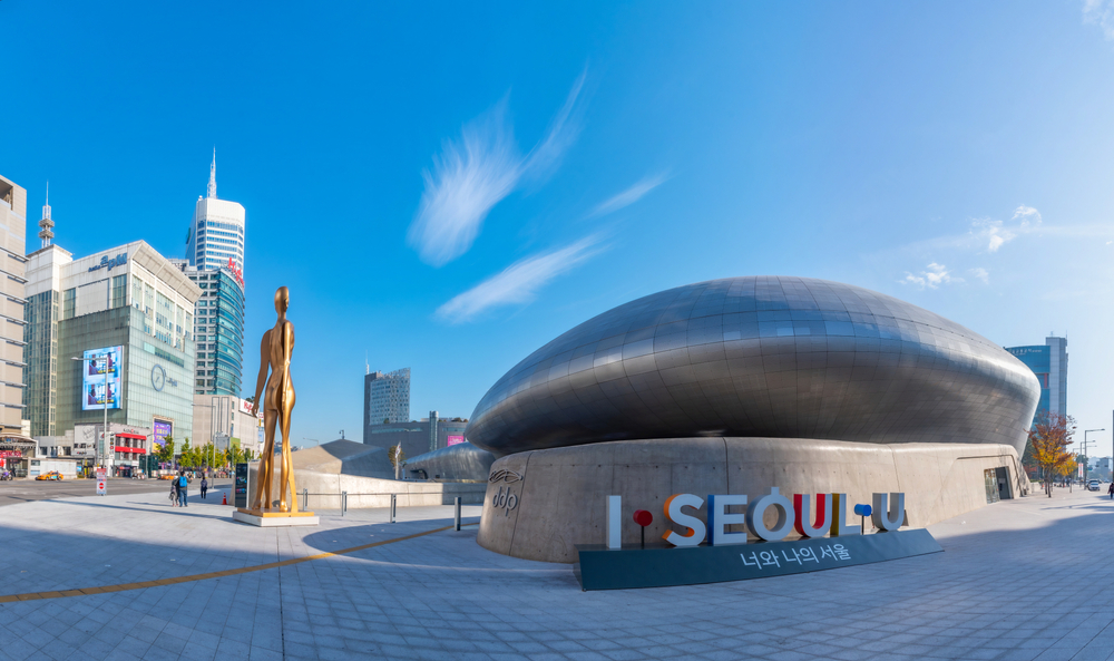 Clădire modernă cu forme curbe și inscripția I Seoul U