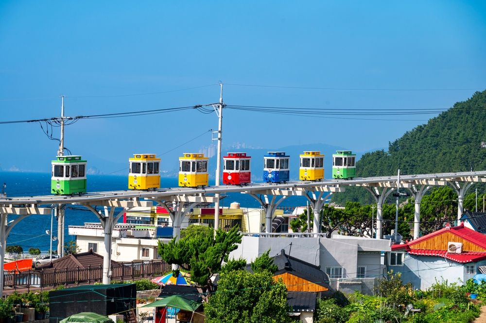 Cabine de telecabină deasupra unui port colorat