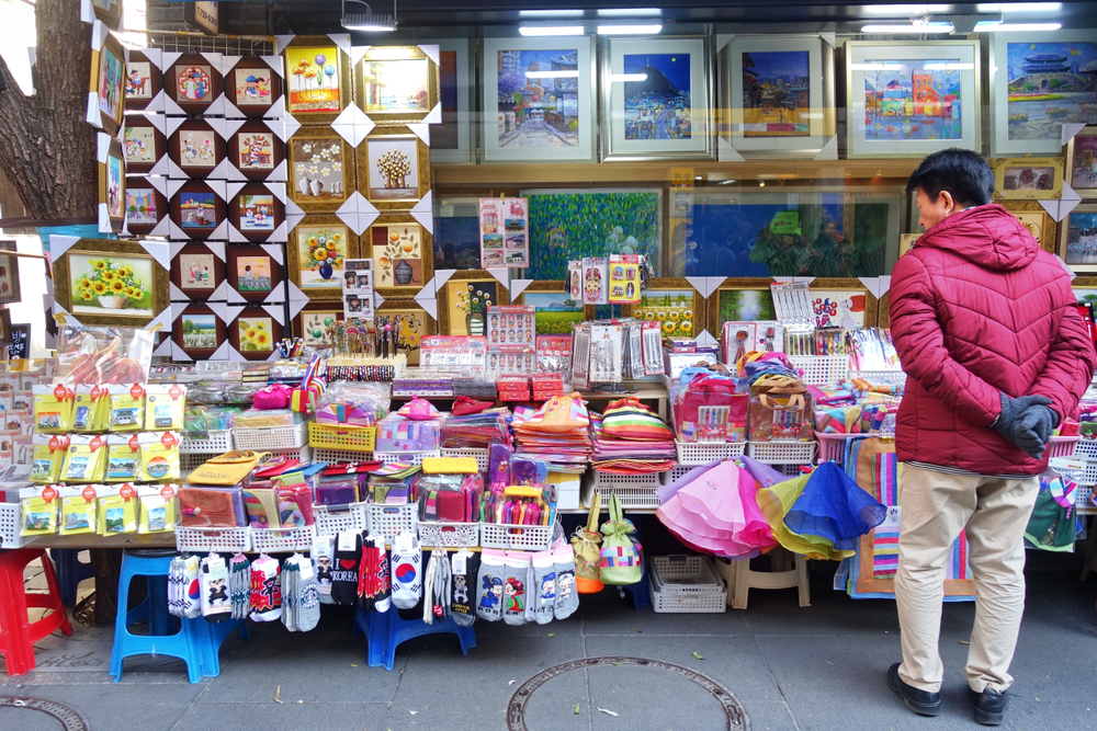 Produse decorative expuse la un magazin, cu vizitatori