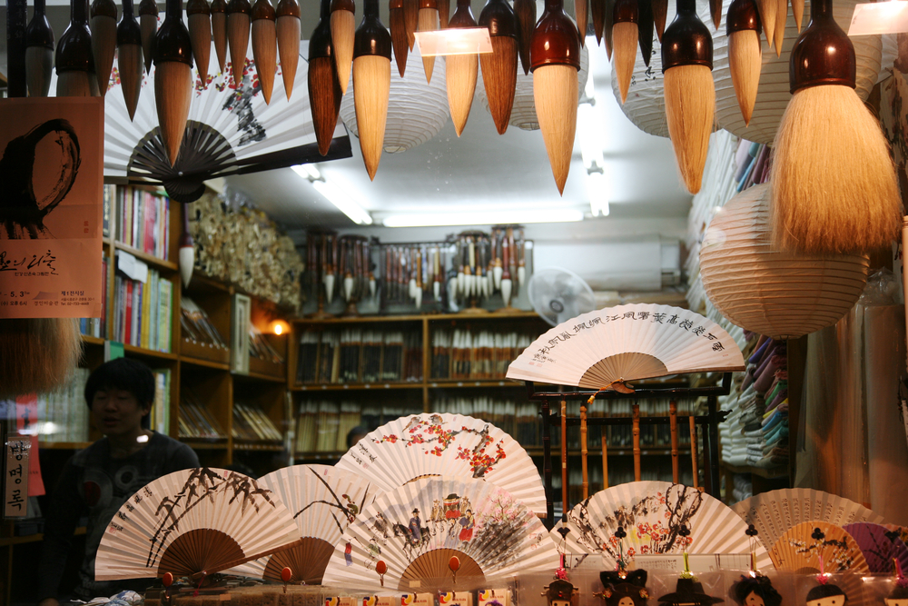 Evantaie și obiecte decorative într-un magazin coreean