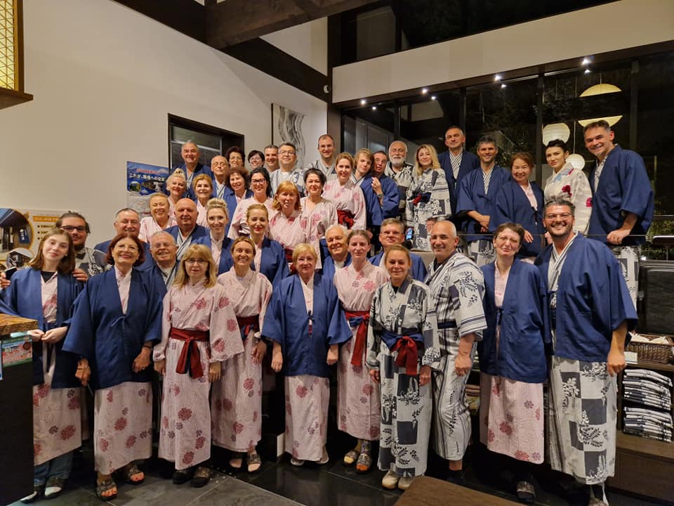 Grup îmbrăcat în yukata, într-un interior japonez