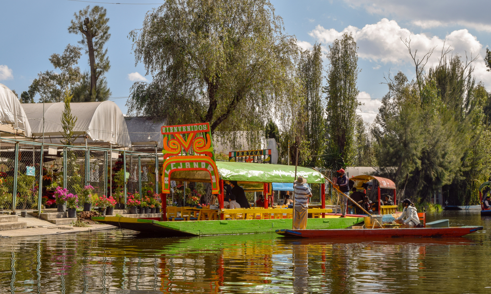 Ambarcațiuni colorate pe un canal din Xochimilco
